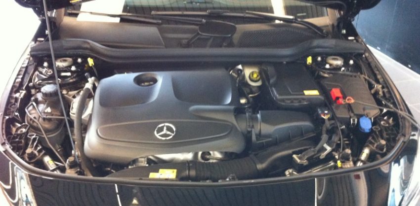 Motorraum von einem Mercedes A Klasse