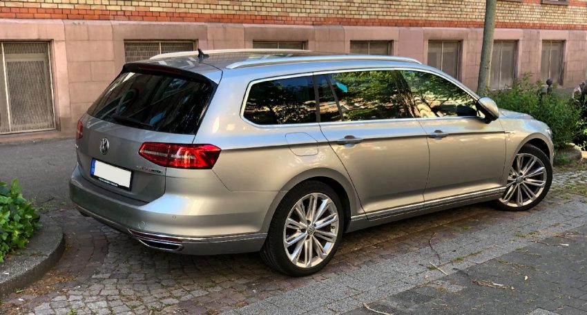 Seitenansicht Silberner VW Passat B8