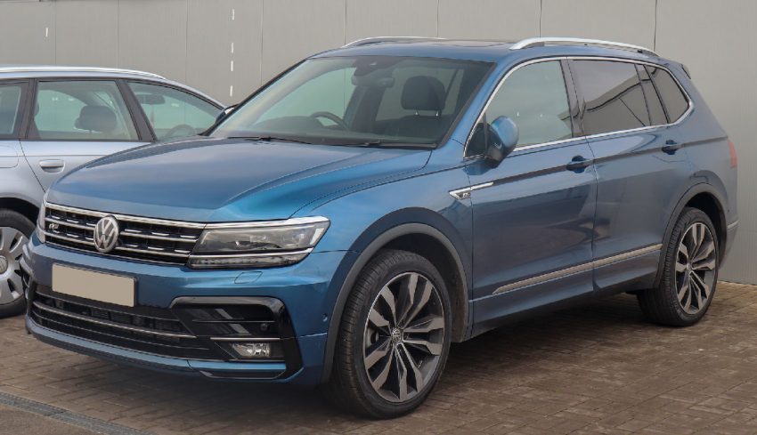 Frontansicht Blauer VW Tiguan Allspace