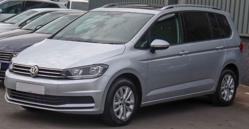 Frontansicht Silberner VW Touran 2