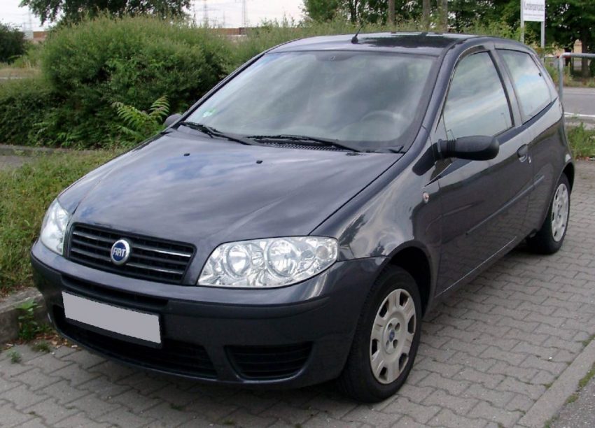Frontansicht Schwarzer Fiat Punto 188