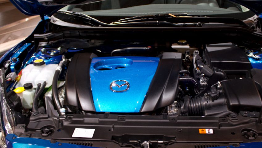 Motor von einem Blauen Mazda 3