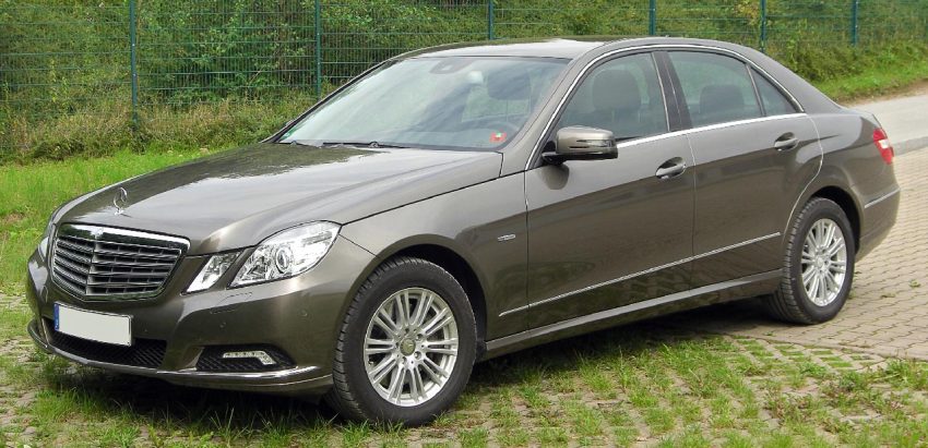 Seitenansicht Brauner Mercedes E Klasse 350
