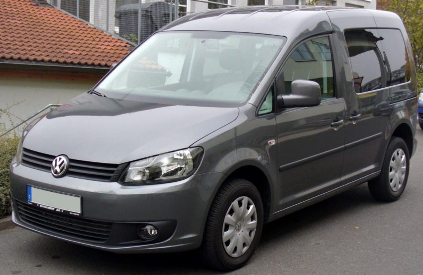 Grauer VW Caddy 2K Frontansicht