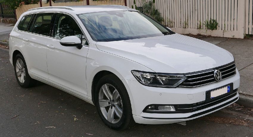Frontansicht Weißer VW Passat Kombi
