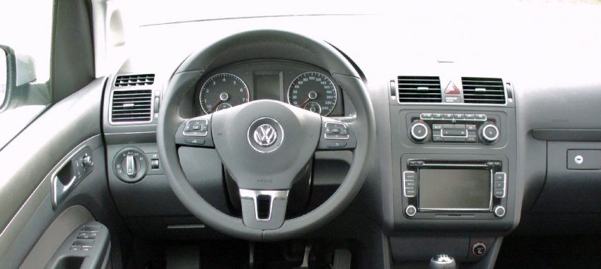Fahrerseite von einem VW Touran