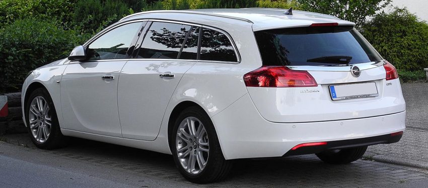 Heckansicht Weißer Opel Insignia Sports Tourer