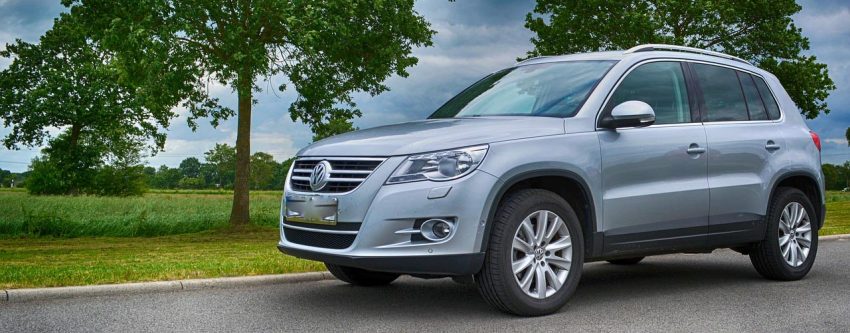 Frontansicht Silberner VW Tiguan 1