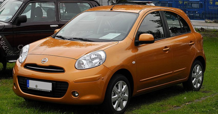Orangener Nissan Micra K13 Frontansicht