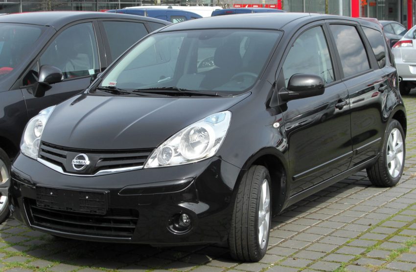 Frontansicht Schwarzer Nissan Note E11