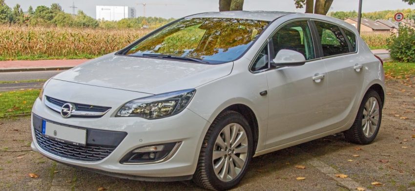 Frontansicht Silberner Opel Astra J