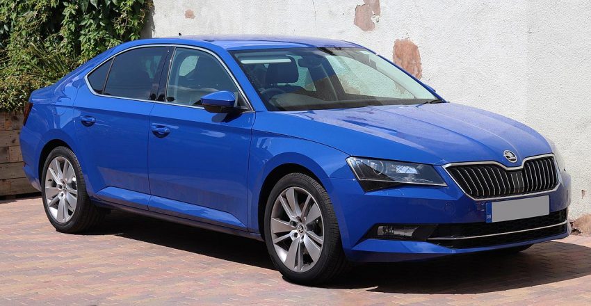Frontansicht Blauer Skoda Superb
