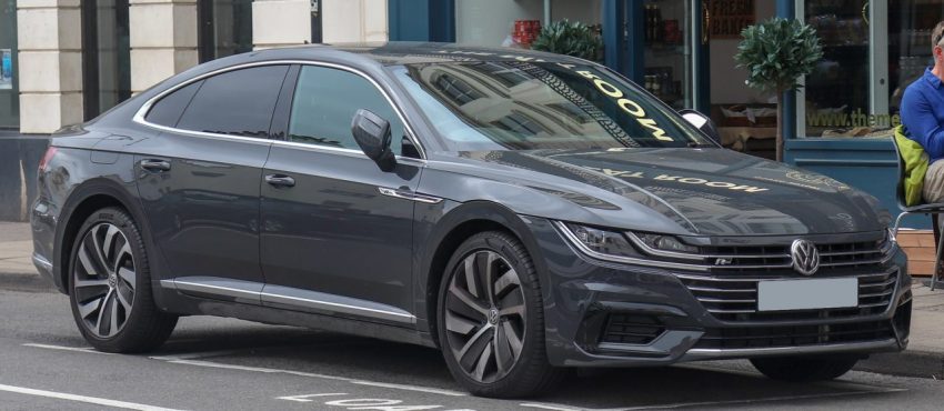 Frontansicht Schwarzer VW Arteon mit Getönten Scheiben