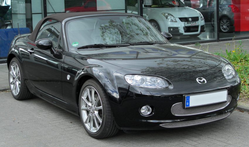 Frontansicht Schwarzer Mazda MX 5 NC mit Stoffdach Cabrio