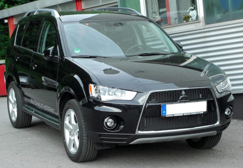 Frontansicht Schwarzer Mitsubishi Outlander