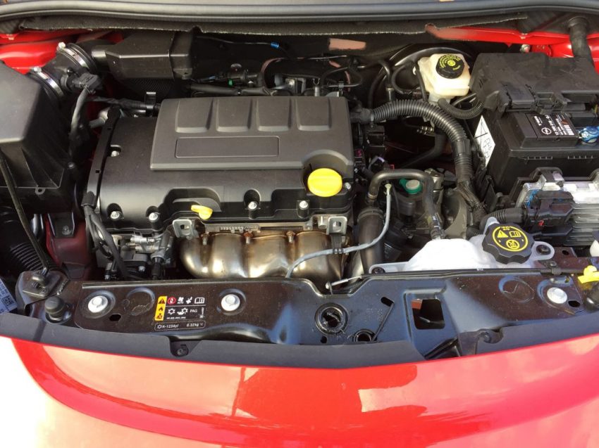Motorraum Opel Corsa E