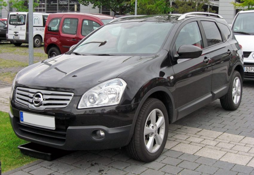 Frontansicht Schwarzer Nissan Qashqai +2