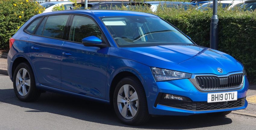 Seitenansicht Blauer Skoda Scala