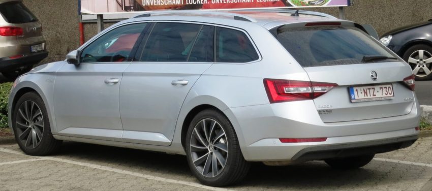Heckansicht Silberner Skoda Superb 3 Kombi