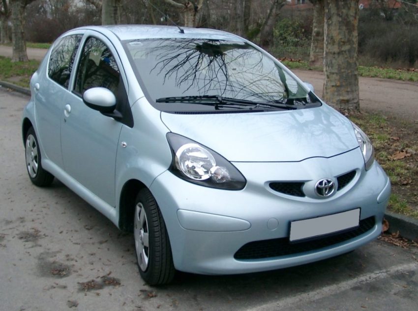 Frontansicht Silberner Toyota Aygo
