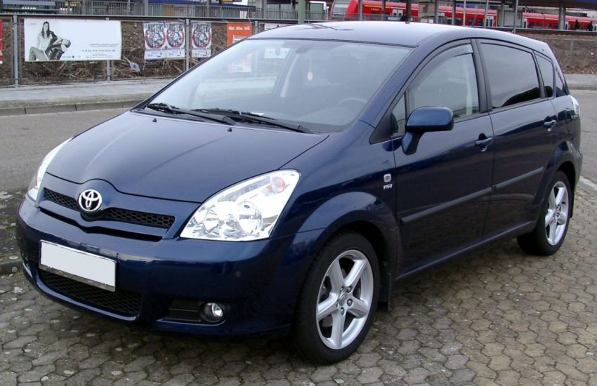 Blauer Toyota Corolla Verso Frontansicht