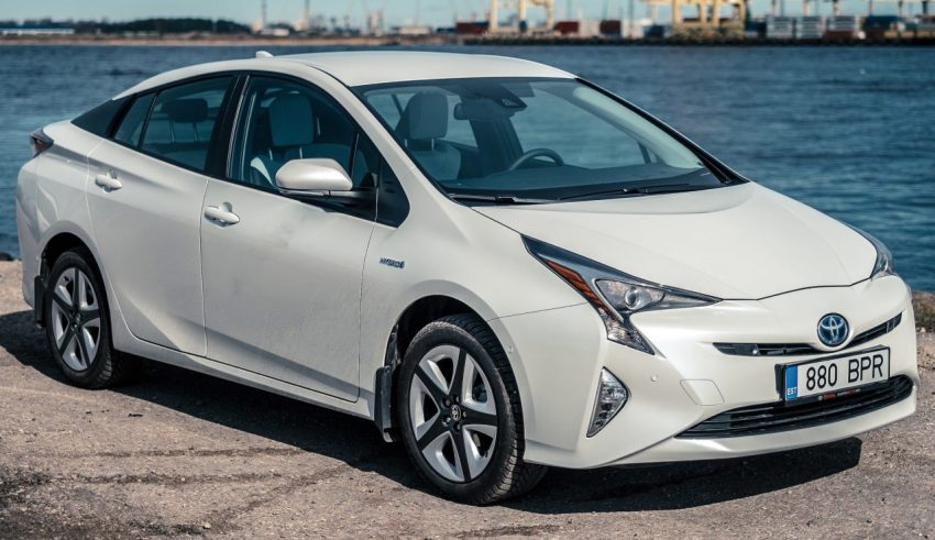 Frontansicht Weißer Toyota Prius 4