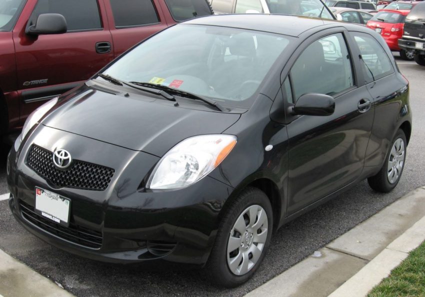 Frontansicht Schwarzer Toyota Yaris 2 Türer