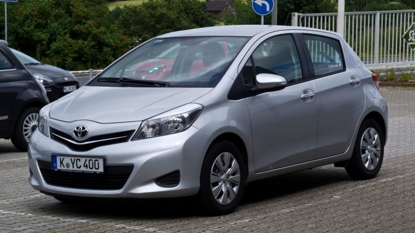 Silberner Toyota Yaris XP13 Frontansicht