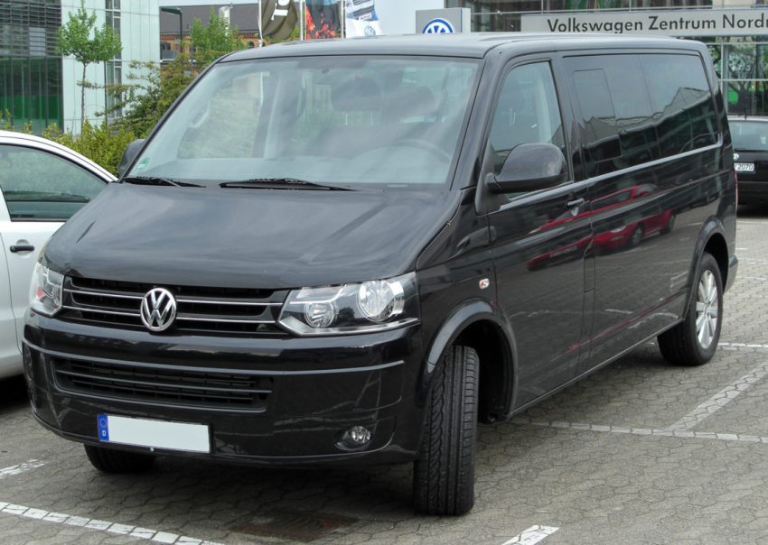 Frontansicht Schwarzer VW T5 Caravelle TDI