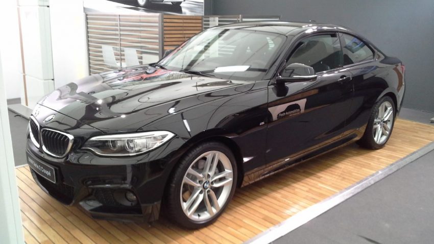 Seitenansicht Schwarzer BMW 2er 2 Türer