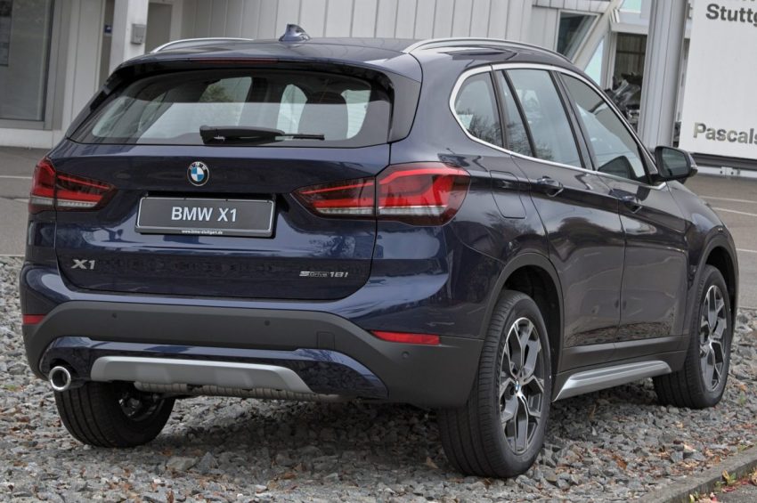 Heckansicht Blauer BMW X1 F48 S Drive
