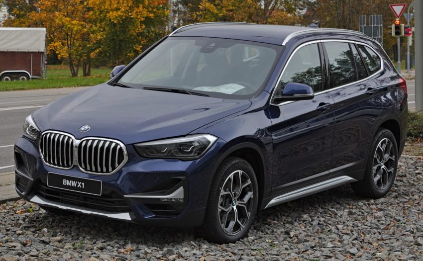 Frontansicht Blauer BMW X1 F48