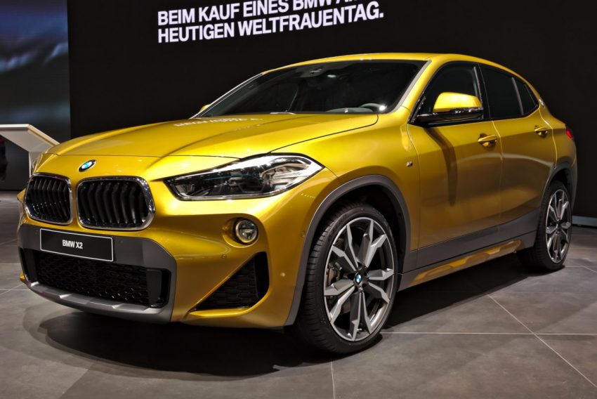 Goldener BMW X2 mit LED Lichter Frontansicht