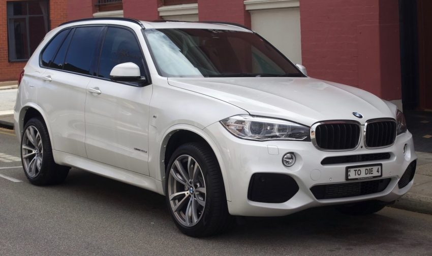 Frontansicht Weißer BMW X5 S Drive mit Getönte Scheiben