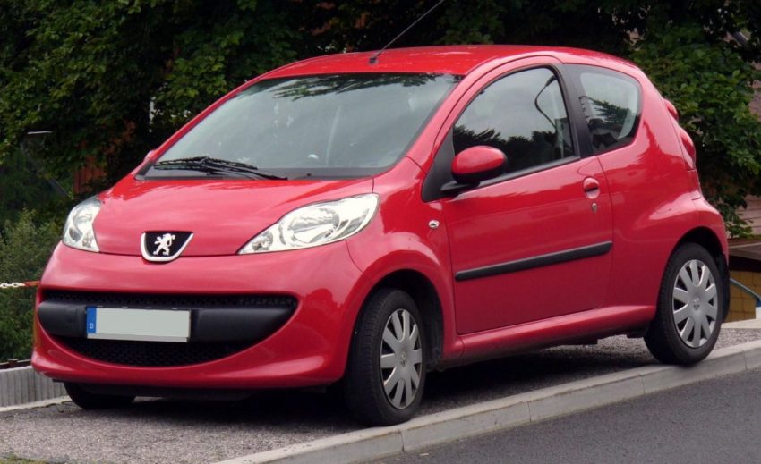 Frontansicht Roter Peugeot 107 3 Türer