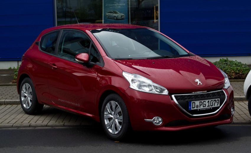 Frontansicht Roter Peugeot 208 Active 2 Türer