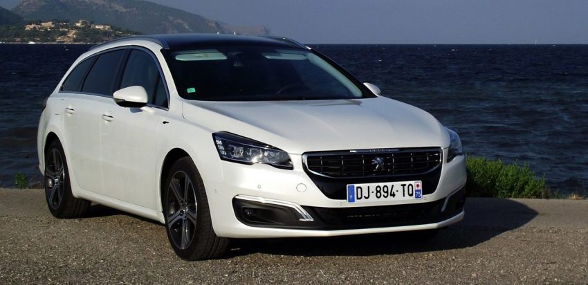Frontansicht Weißer Peugeot 508 SW mit Schwarzem Dach