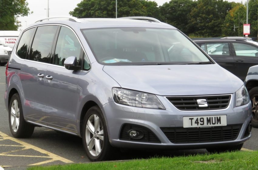 Frontansicht Silberner Seat Alhambra 5 Türer