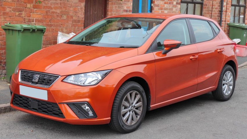 Orangener Seat Ibiza V 6F Frontansicht