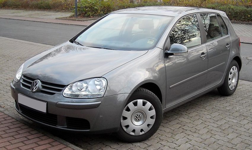 Frontansicht Grauer VW Golf 5er