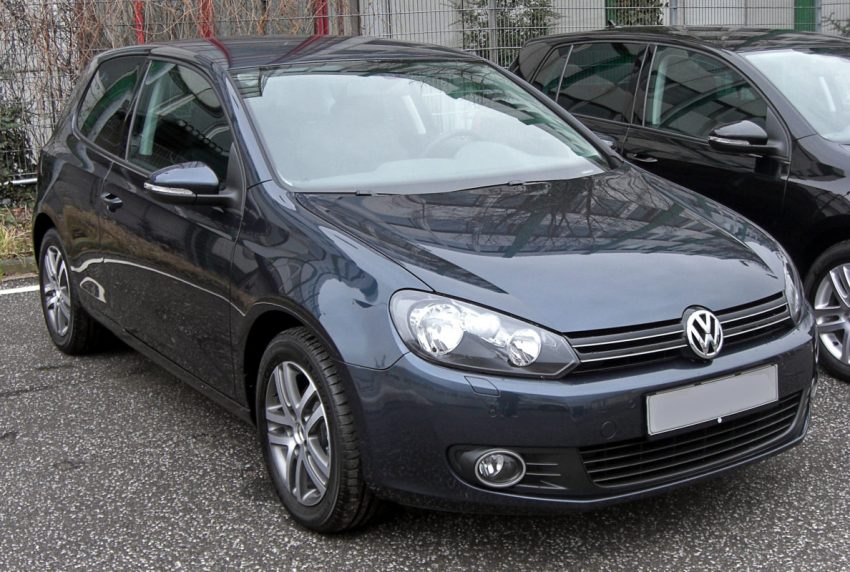 Frontansicht Grauer VW Golf 6er 2 Türer