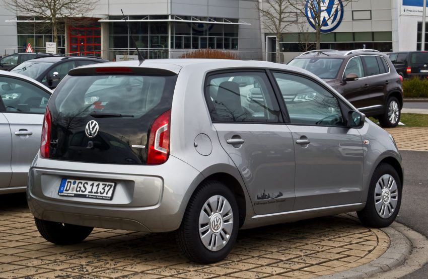 Heckansicht Silberner VW Up mit Schwarzem Kofferraum