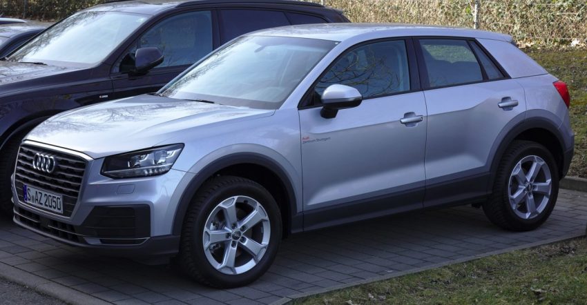 Silberner Audi Q2 Seitenansicht