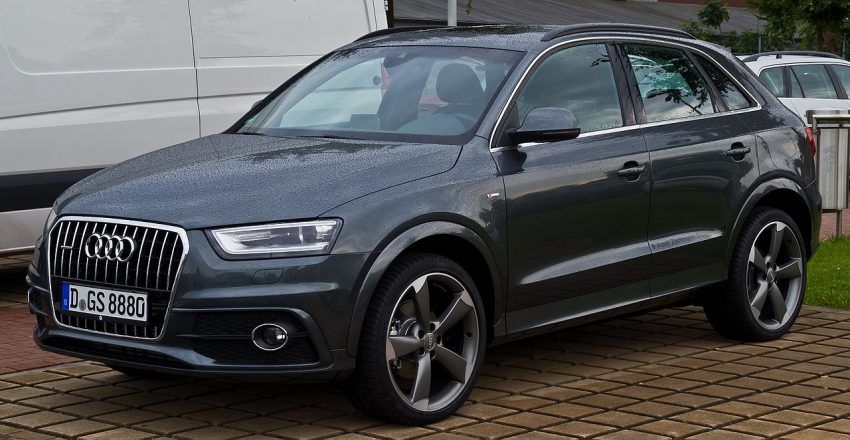 Frontansicht Grauer Audi Q3 Typ 8U