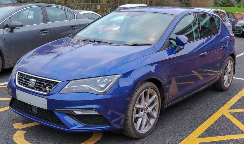 Blauer Seat Leon TSI Facelift mit LED Lichter Frontansicht