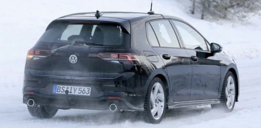 Heckansicht Schwarzer VW Golf 8 Erlkönig auf Eis