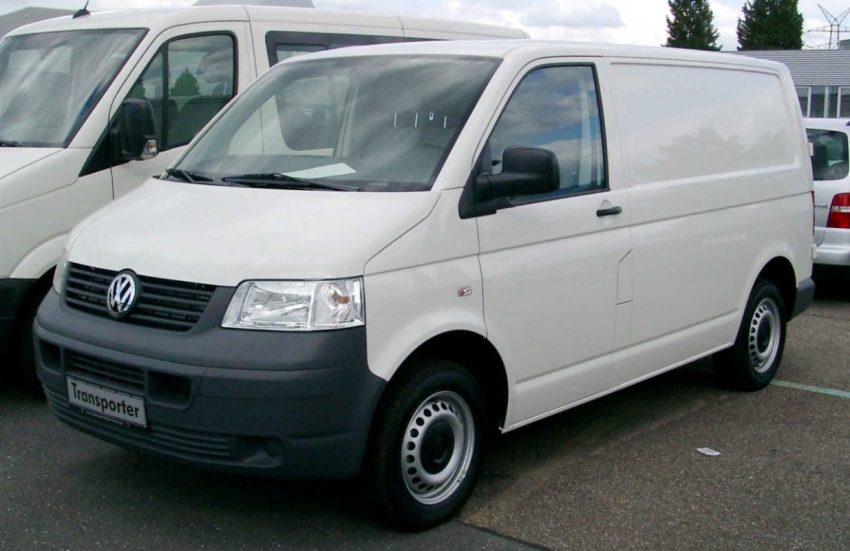 Weißer VW Transporter Frontansicht
