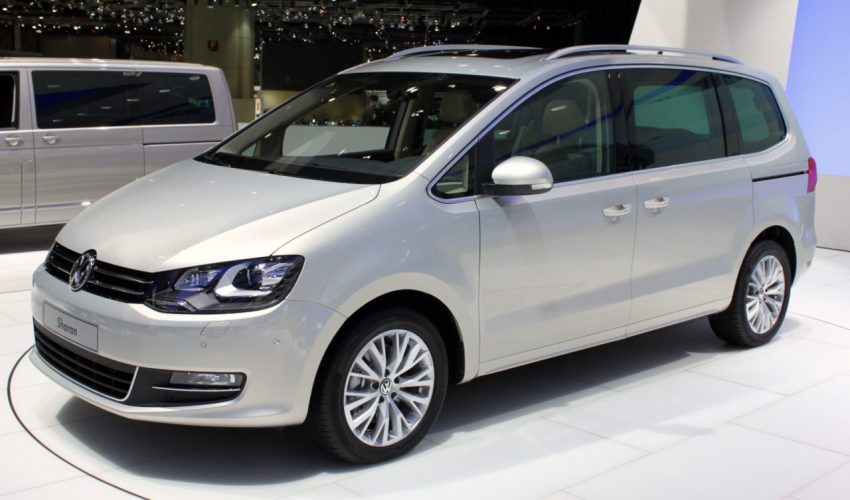 Seitenansicht Silberner VW Sharan 1