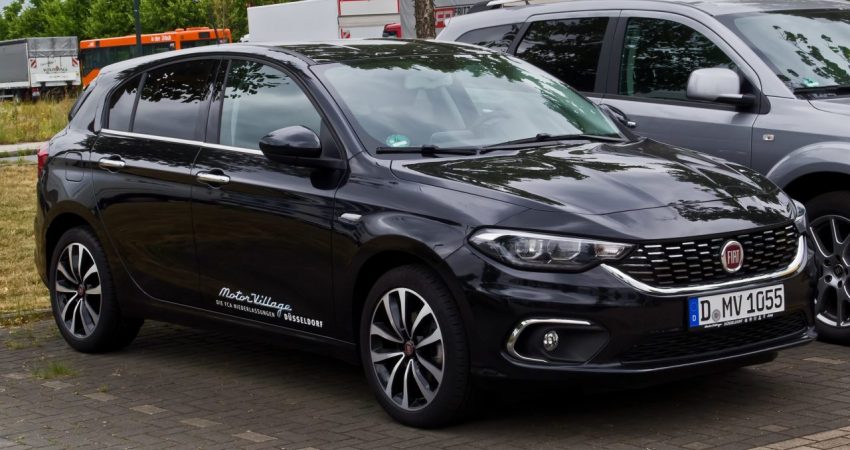 Frontansicht Schwarzer Fiat Tipo mit Getönten Scheiben