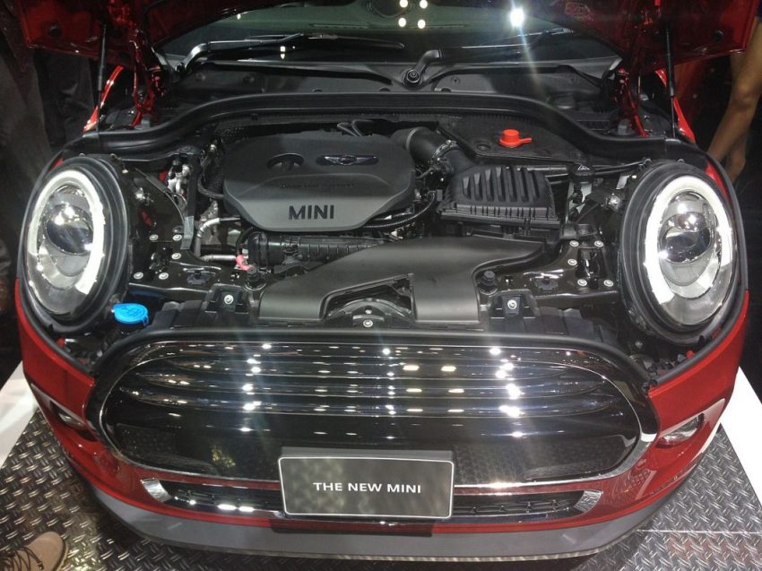Motorraum Mini One mit LED Lichter